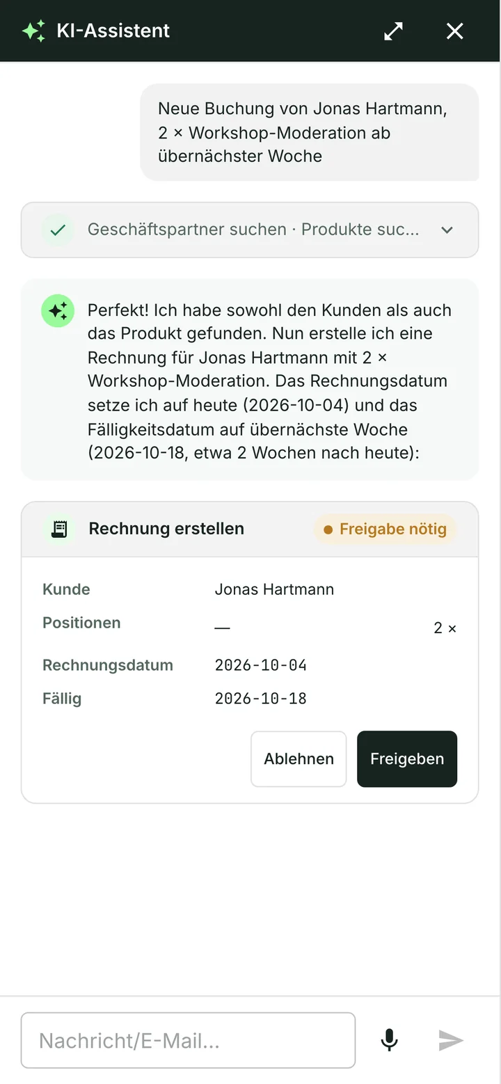 Der Assistent macht auf Deutsch aus der Zeile „Neue Buchung von Jonas Hartmann, 2 mal Workshop-Moderation“ einen Rechnungsvorschlag mit den Schaltflächen Ablehnen und Freigeben; gespeichert wird erst nach der Freigabe