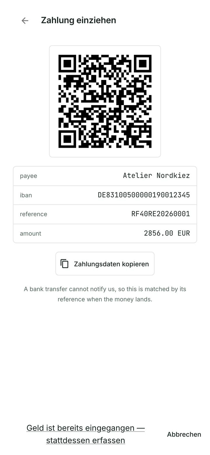 Der deutsche Dialog „Zahlung einziehen“ zur Rechnung an Jonas Hartmann: ein Girocode, den der Kunde mit seiner Banking-App scannt, mit dem Empfänger Atelier Nordkiez, seiner IBAN, einem strukturierten Verwendungszweck und 2856.00 EUR